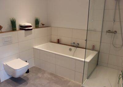 modernes Badezimmer