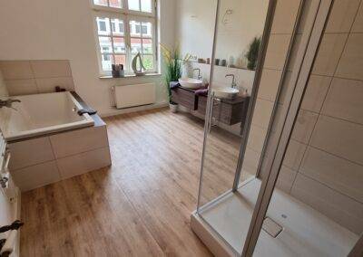 Das Badezimmer im Obergeschoss