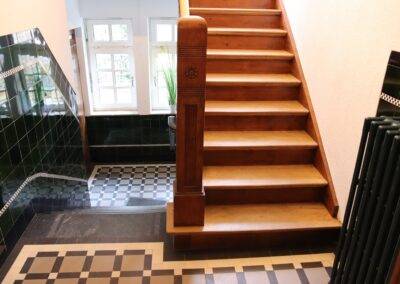 aufgearbeitete Holztreppe