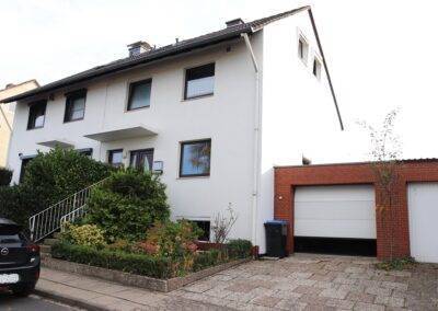 Straßenansicht / Garage