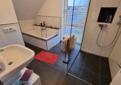 große Dusche & Badewanne