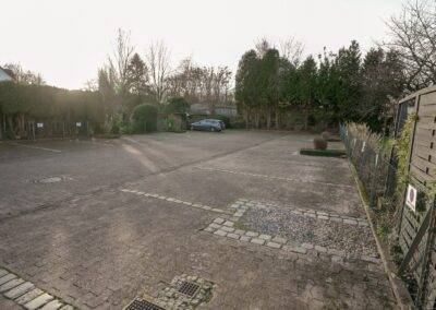 großer Parkplatz
