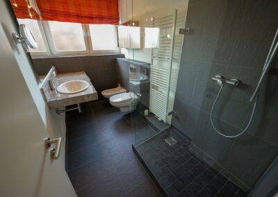 Badezimmer mit Dusche