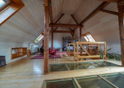 großzügiges Wohnzimmer