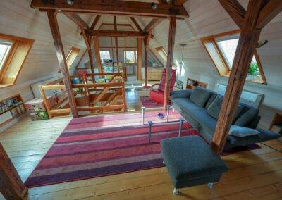 großzügiges Wohnzimmer