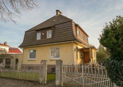 Straßenansicht der Immobilie
