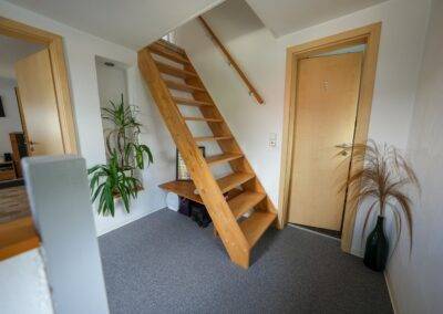 Flur / Holztreppe ins DG