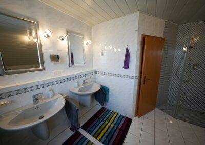 Badezimmer mit Wanne u. Dusche